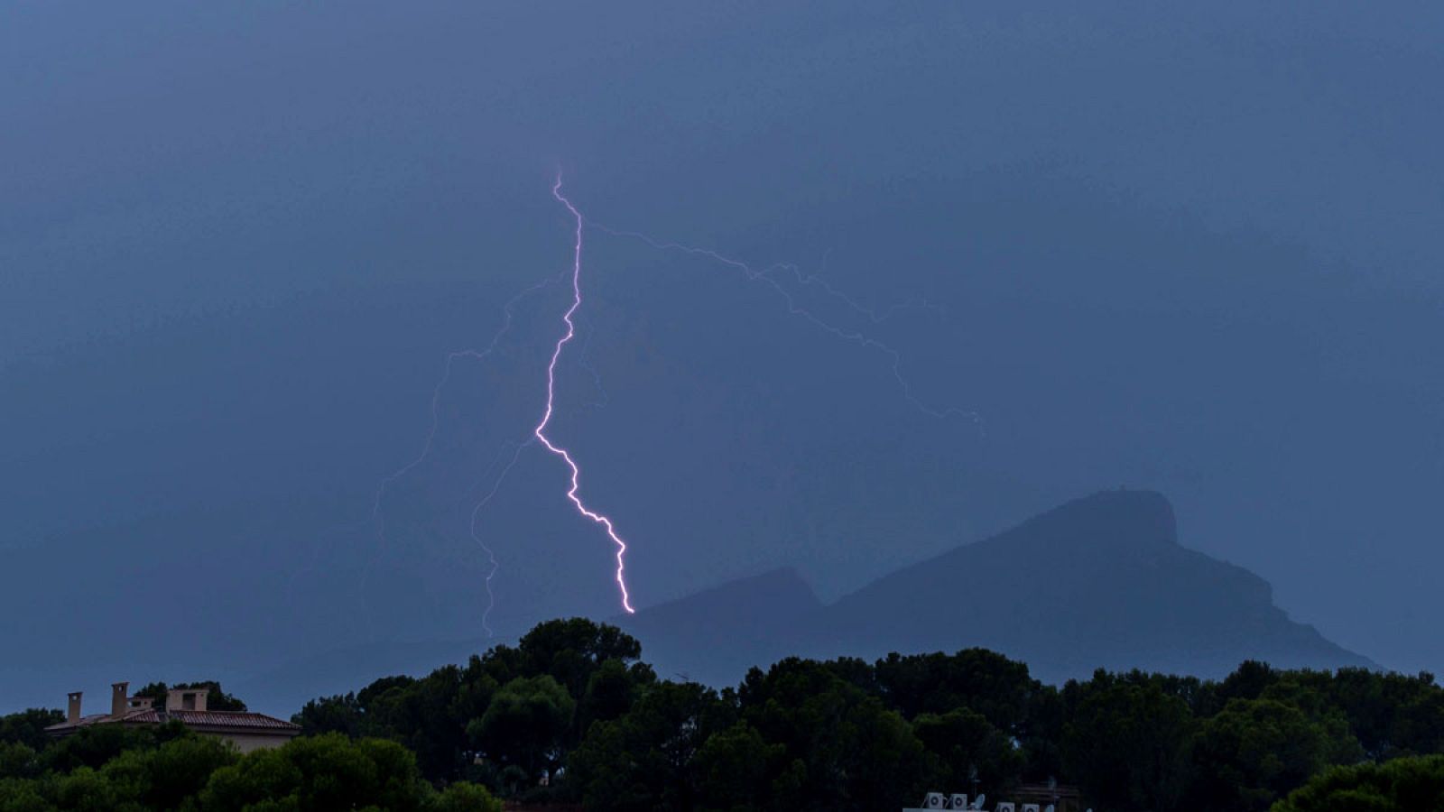 Un rayo cae sobre la isla de Dragonera durante la tormenta caída en Andrach, Mallorca