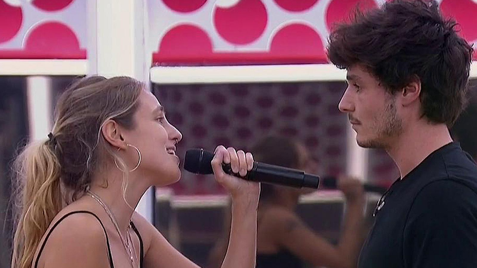 María y Miki interpretan "Quédate cen Madrid"