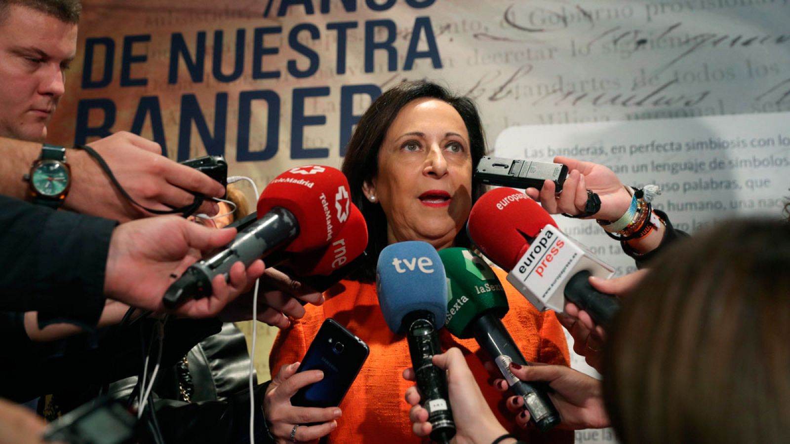 La ministra de Defensa, Margarita Robles, en la exposición '175 años de nuestra bandera'