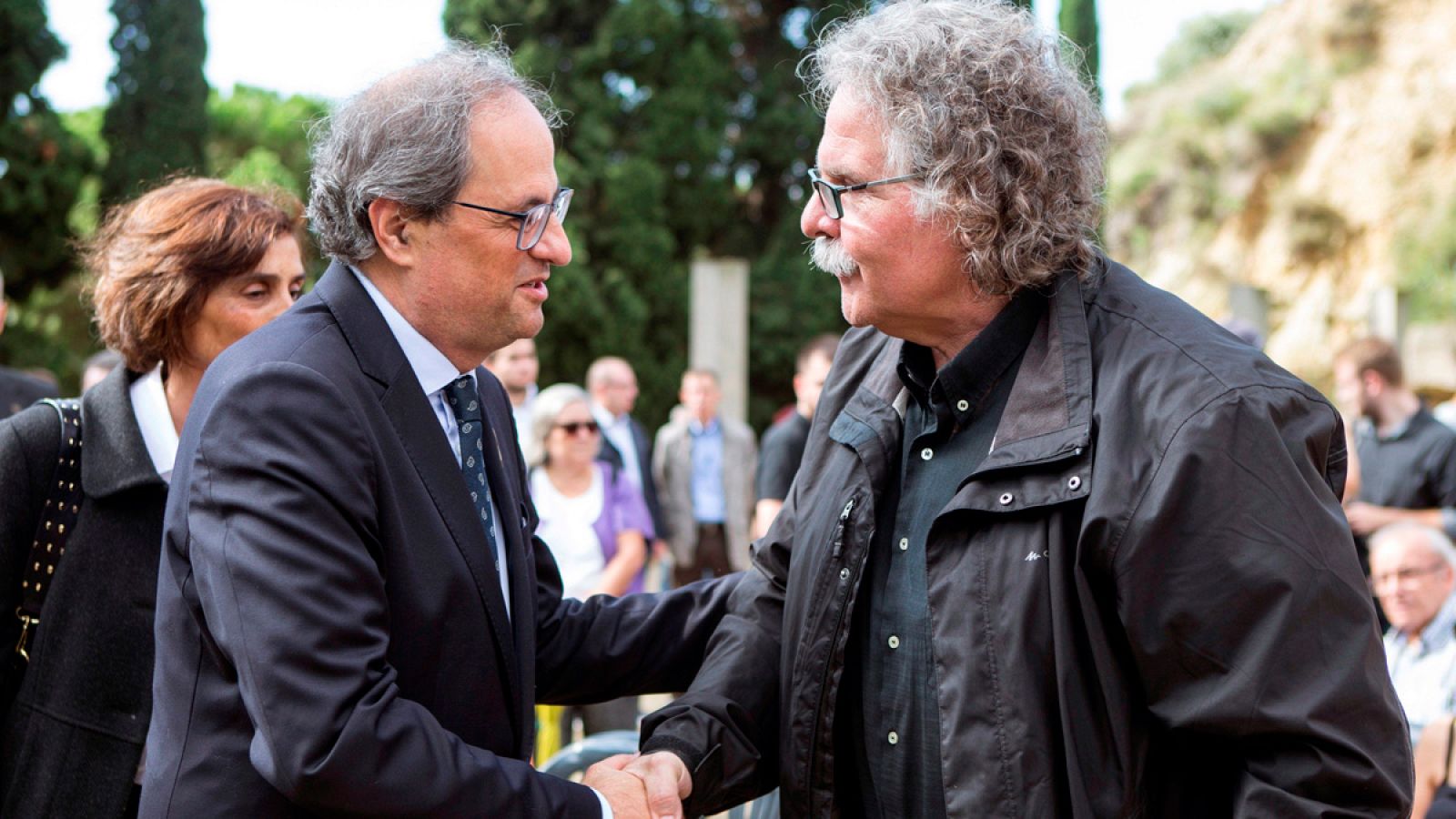 El presidente de la Generalitat, Quim Torra, saluda al diputado en el Congreso por ERC Joan Tardà