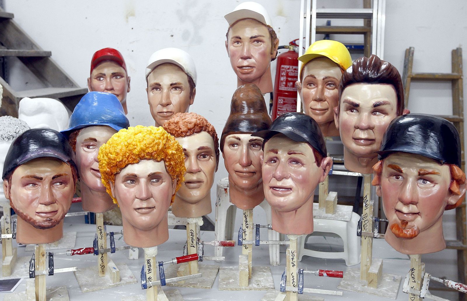 Cabezas de los "ninots" que serán entregadas a los pilotos de MotoGP