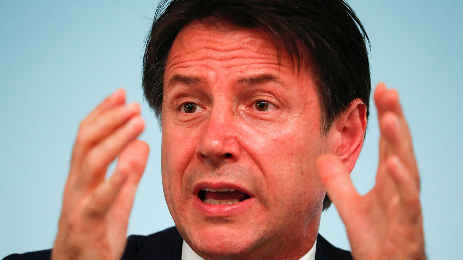 El primer ministro italiano, Giuseppe Conte en rueda de prensa este lune