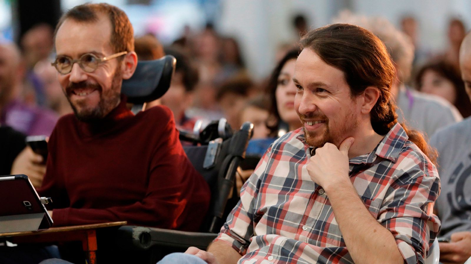 Los miembros de Podemos Pablo Echenique, y su líder Pablo Iglesias, asisten al debate de la universidad de otoño de Podemos