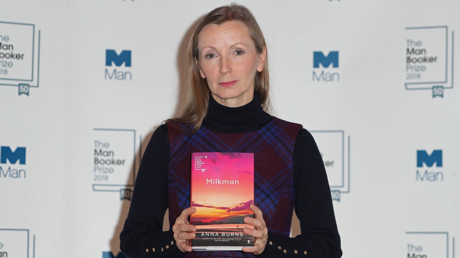 Ann Burns posa con su libro 'Milkman' en el Royal Festival de Londres