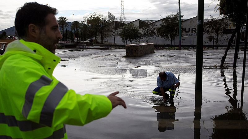 Las fuertes lluvias cortan carreteras y cierran escuelas en el episodio más intenso de gota fría desde 2008