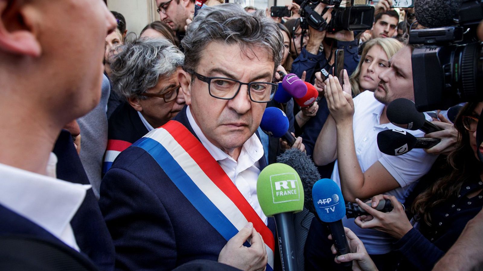 El líder del partido político La Francia Insumisa (LFI) y miembro del parlamento, Jean-Luc Mélenchon, se dirige a la prensa tras el registro de la policía en varias sedes del partido en París