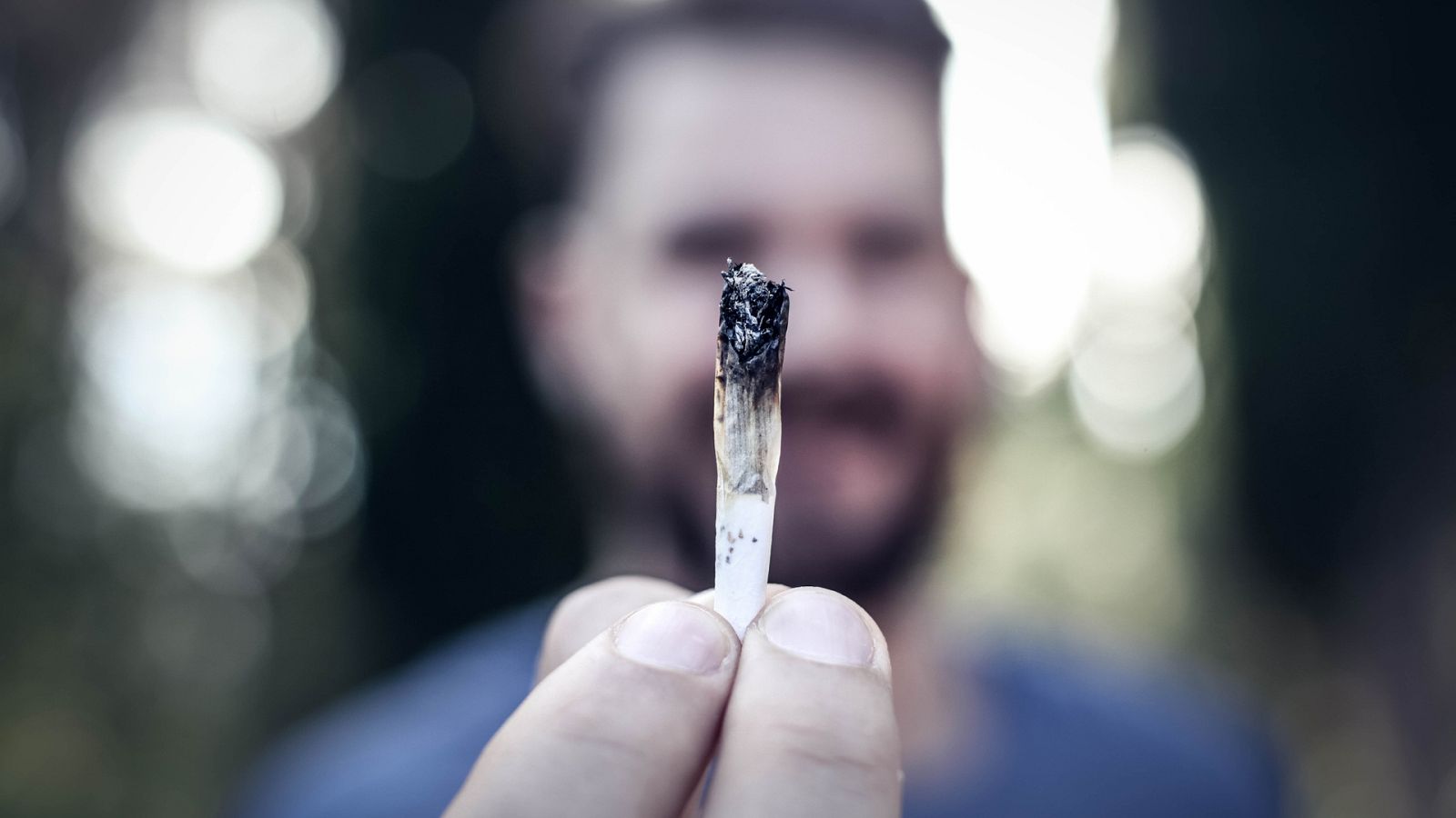 Un hombre sostiene un porro