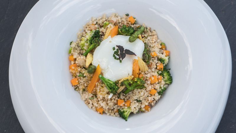 Wok de quinoa y verduras con huevo poch