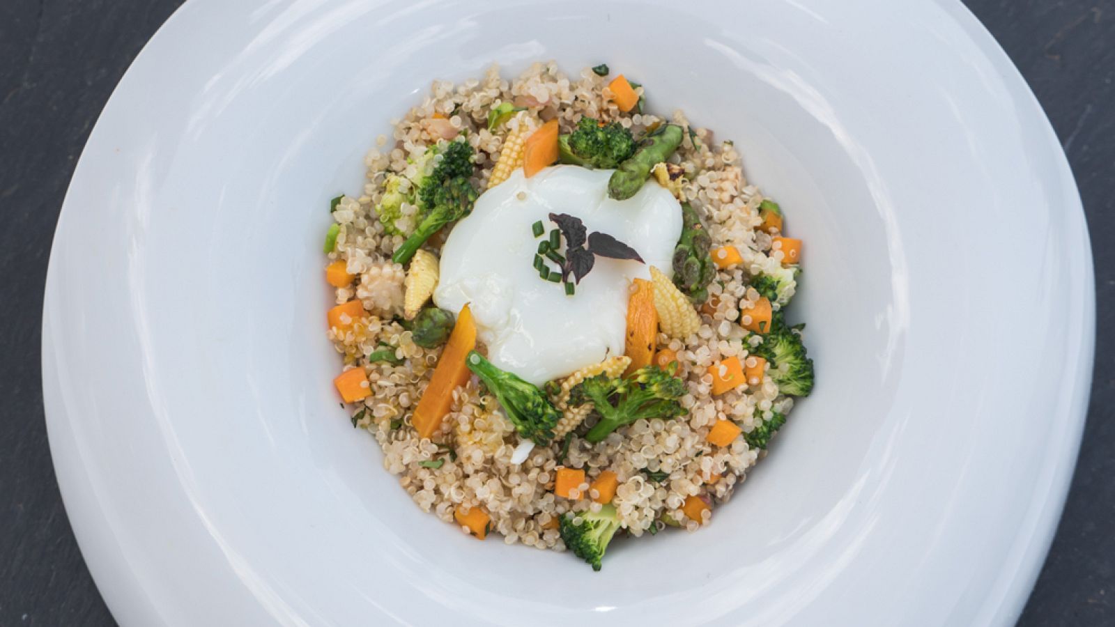 Wok de quinoa y verduras con huevo poché