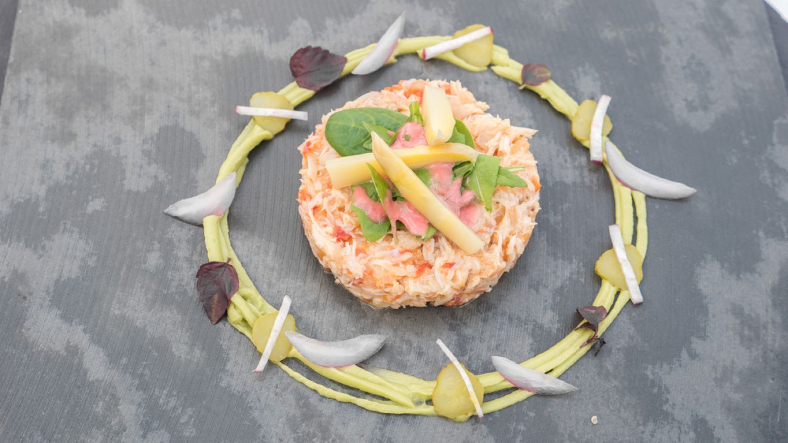 Ensalada de cangrejo y aguacate con puntas de espárragos y vinagreta de frutos rojos