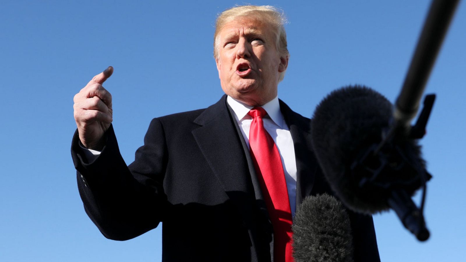 Trump atiende a la prensa en la base aérea de Andrews.