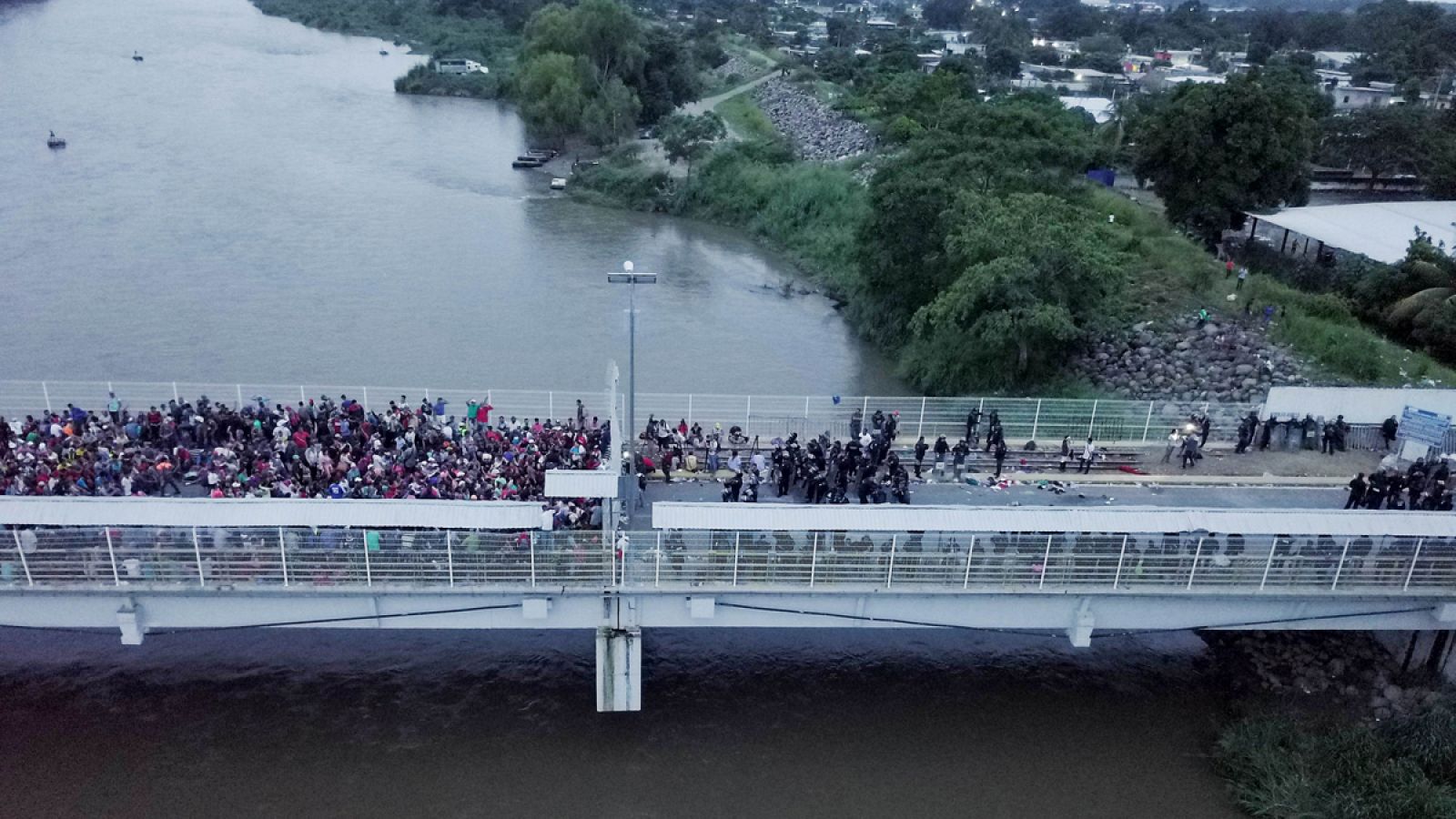 Fotografía tomada desde un dron de cientos de migrantes hondureños en uno de los puentes que atraviesa el río Suchiate, frontera natural entre Guatemala y México en Tecún Umán (Guatemala).