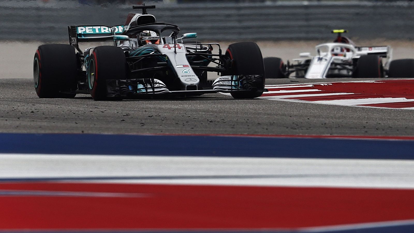 Hamilton logra la 'pole' en Austin