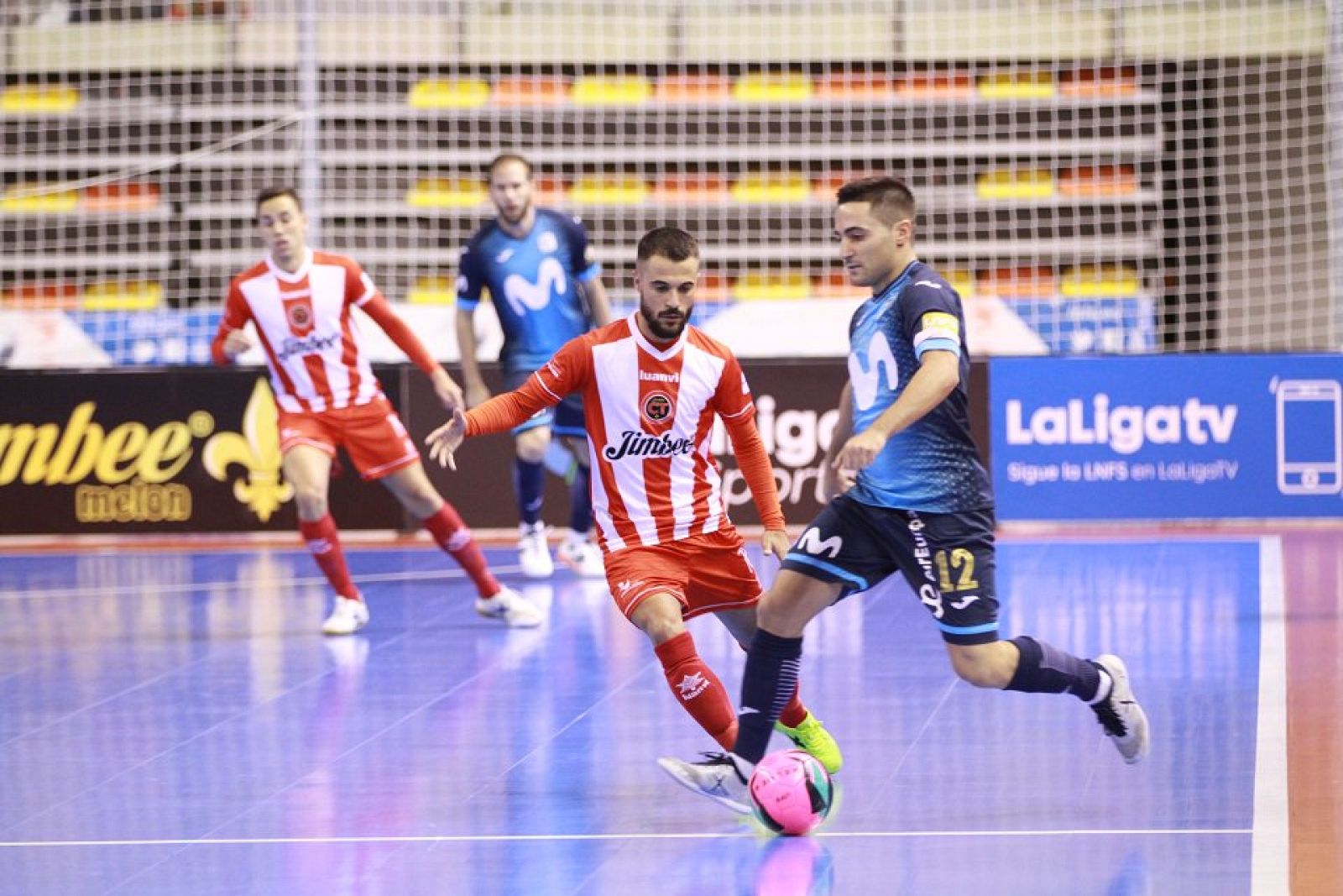 Borja controla un balón durante el partido de Cartagena.