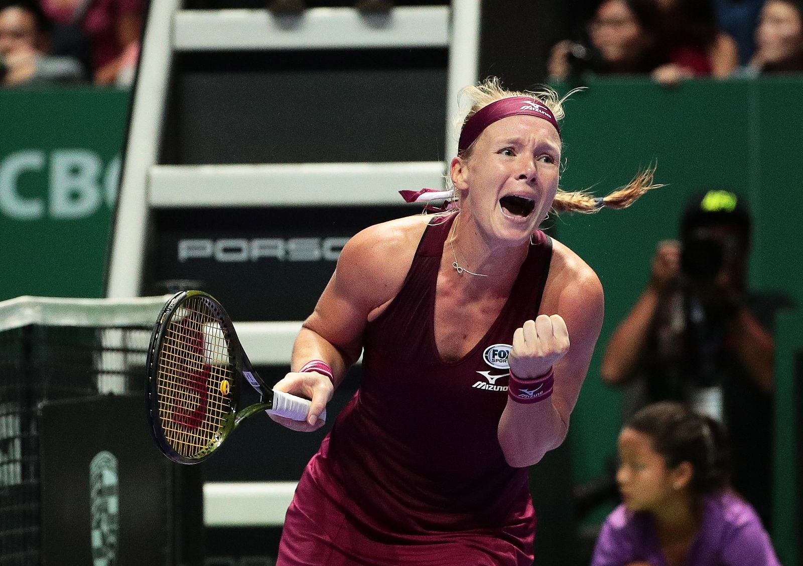 La tenista holandesa Kiki Bertens celebra su victoria ante la alemana Angelique Kerber.