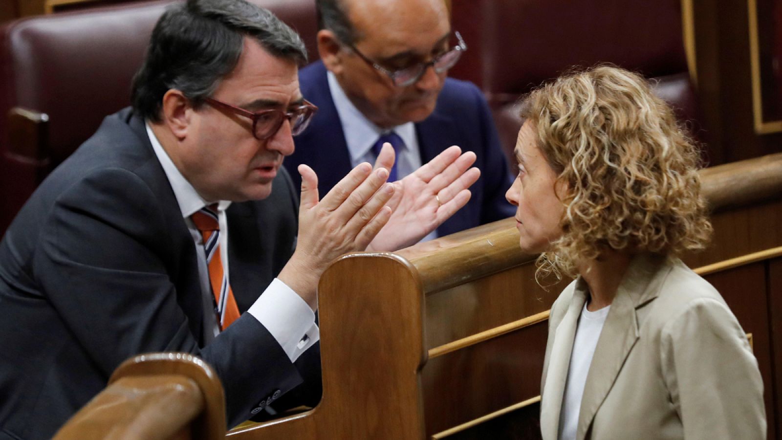 Aitor Esteban del PNV habla con la ministra Meritxell Batet