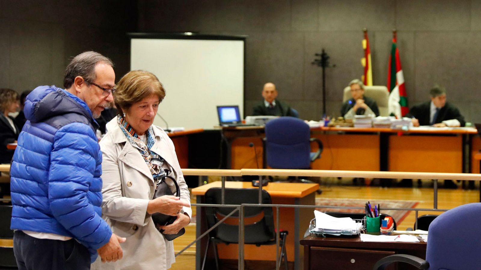 Los padres del aficionado del Athletic de Bilbao Iñigo Cabacas en el juicio por la muerte de su hijo