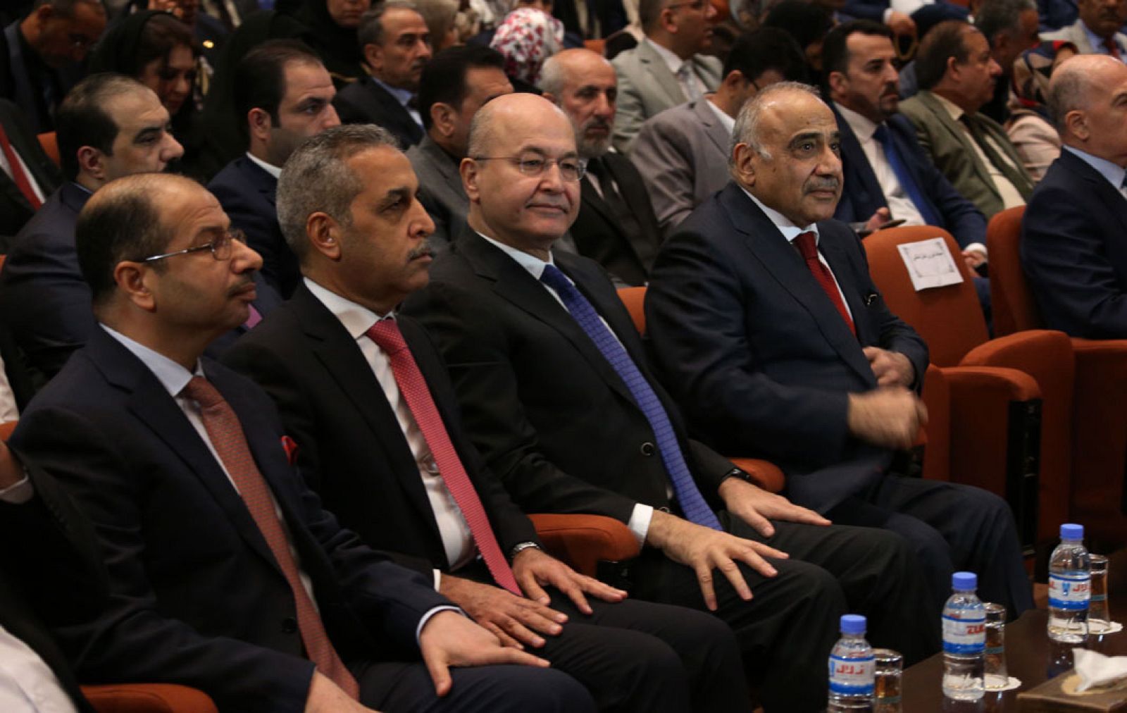 El presidente iraquí, Barham Saleh, y el nuevo primer ministro, Adel Abdulmahdi, en el Parlamento durante la votación del nuevo Gobierno
