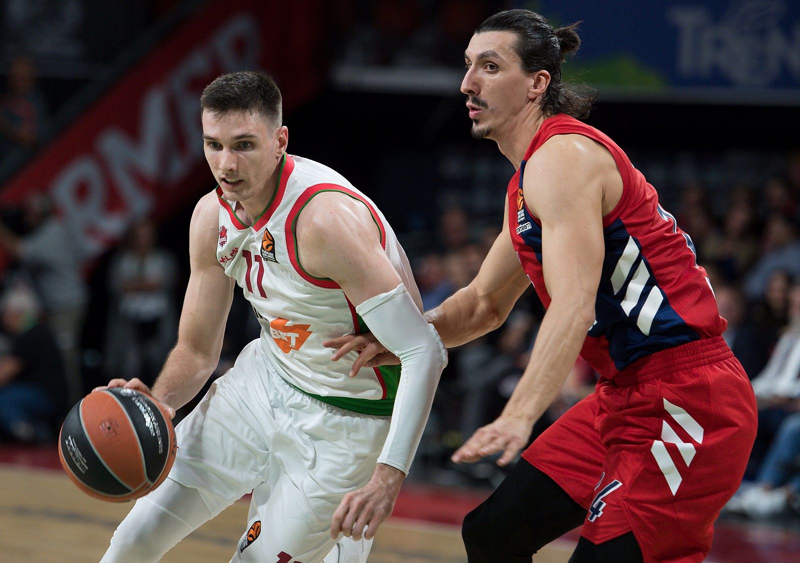 Nihad Dedovic defiende al escolta estadounidense del Baskonia, Matt Janning.