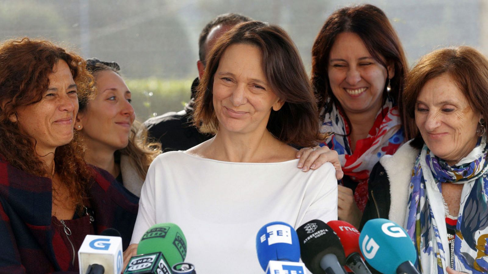 Carolina Bescansa recibe el aplauso de su equipo tras anunciar que dimitirá como diputada al acabar su trabajo en las comisiones del Congreso.