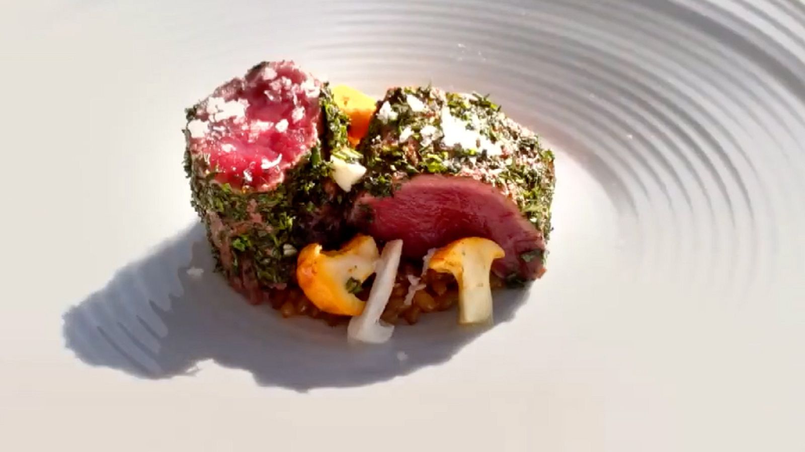 Lomo de corzo, aromáticas, trigo negrillo y crema de ajoblanco