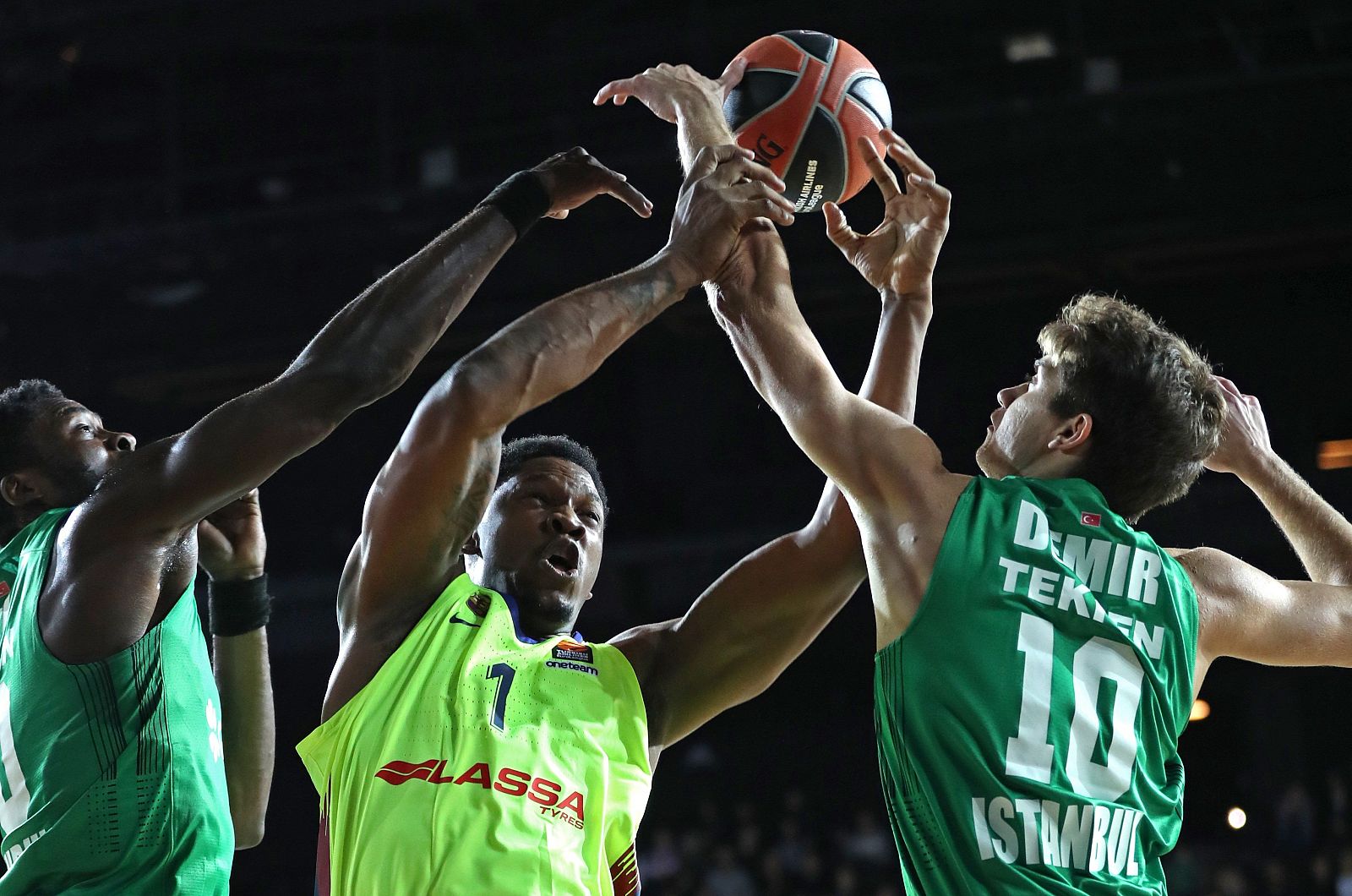 Berk Demir y Michael Eric disputan la bola frente al pívot francés del Barcelona, Kevin Seraphin.