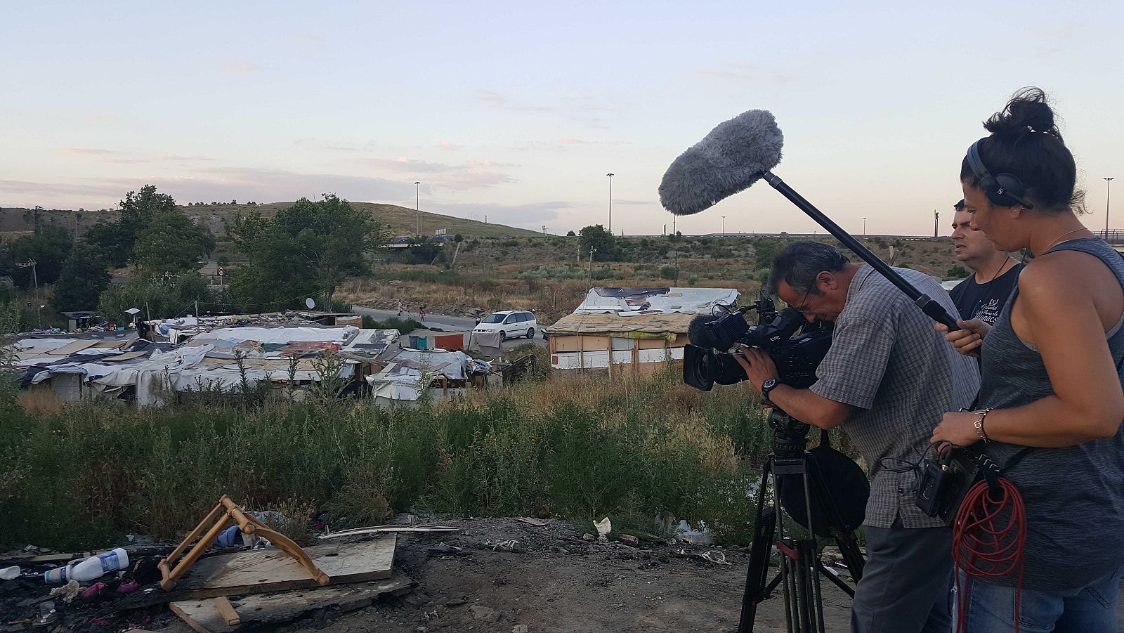 El equipo de Crónicas grabando los últimos días de El gallinero