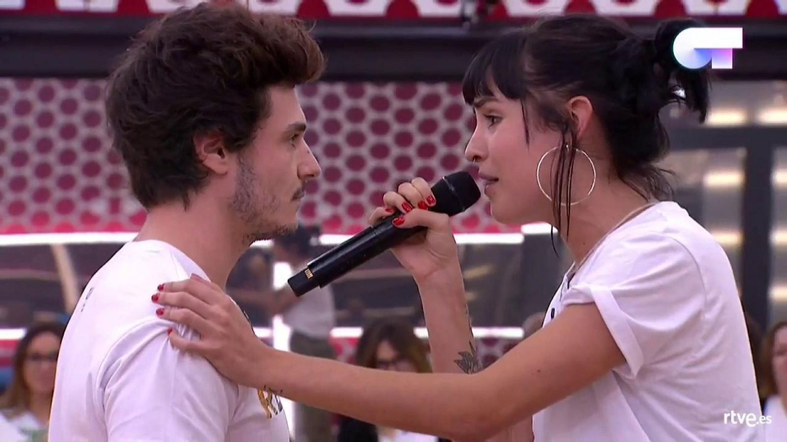Natalia y Miki durante el primer pase de micros de la Gala 6
