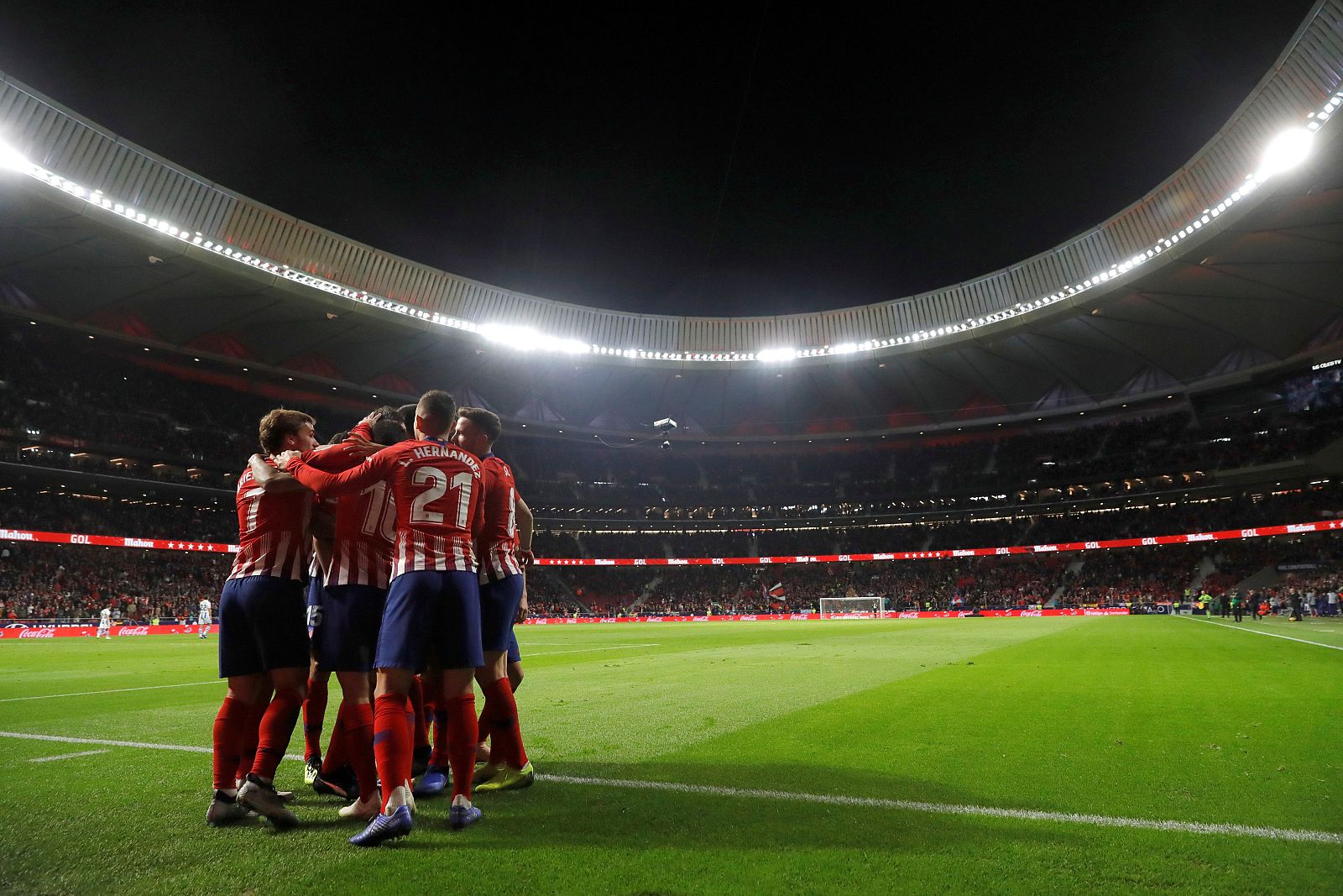 Diego Godín celebra su gol, primero del equipo ante la Real Sociedad.
