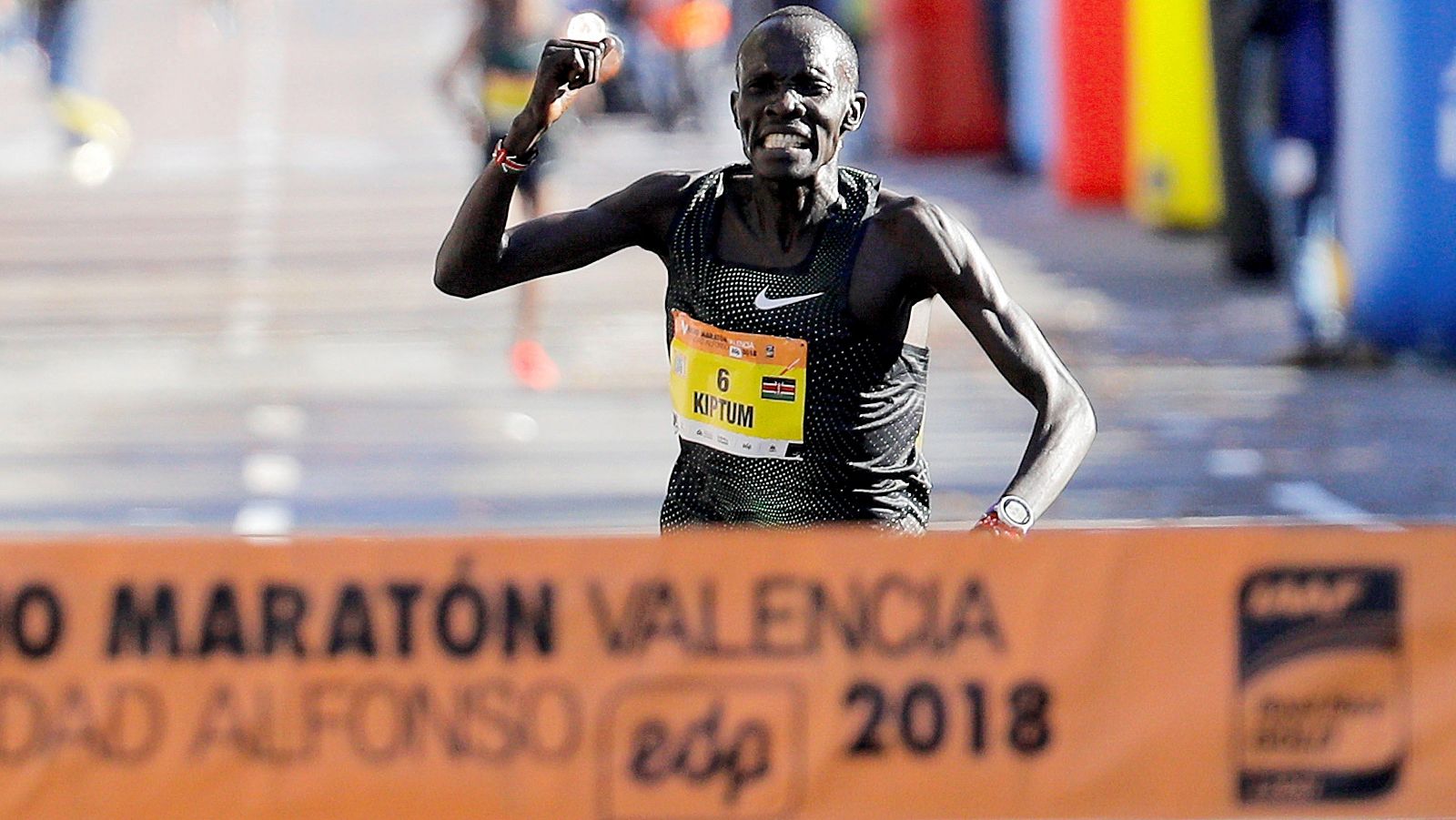 ABRAHAM KIPTUM BATE EL RÃ¿CORD DEL MUNDO DE MEDIO MARATÃ"N CON UN TIEMPO DE 58'18"