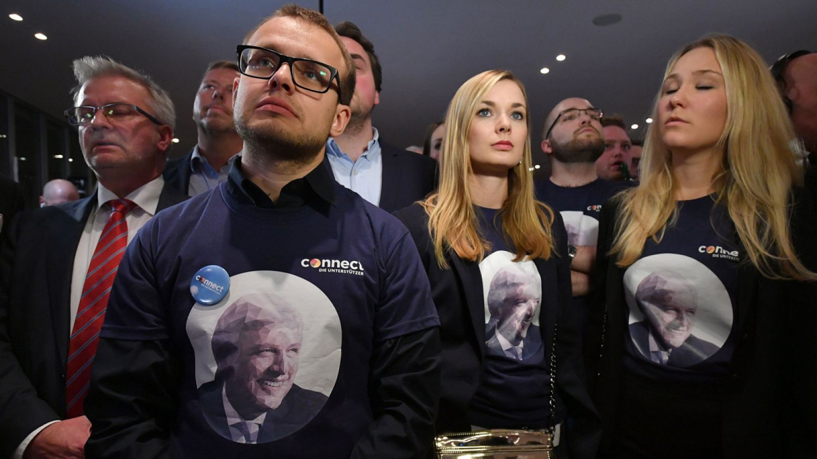 Simpatizantes de la CDU reaccionan tras conocer los sondeos a pie de urna de las elecciones regionales en Hesse