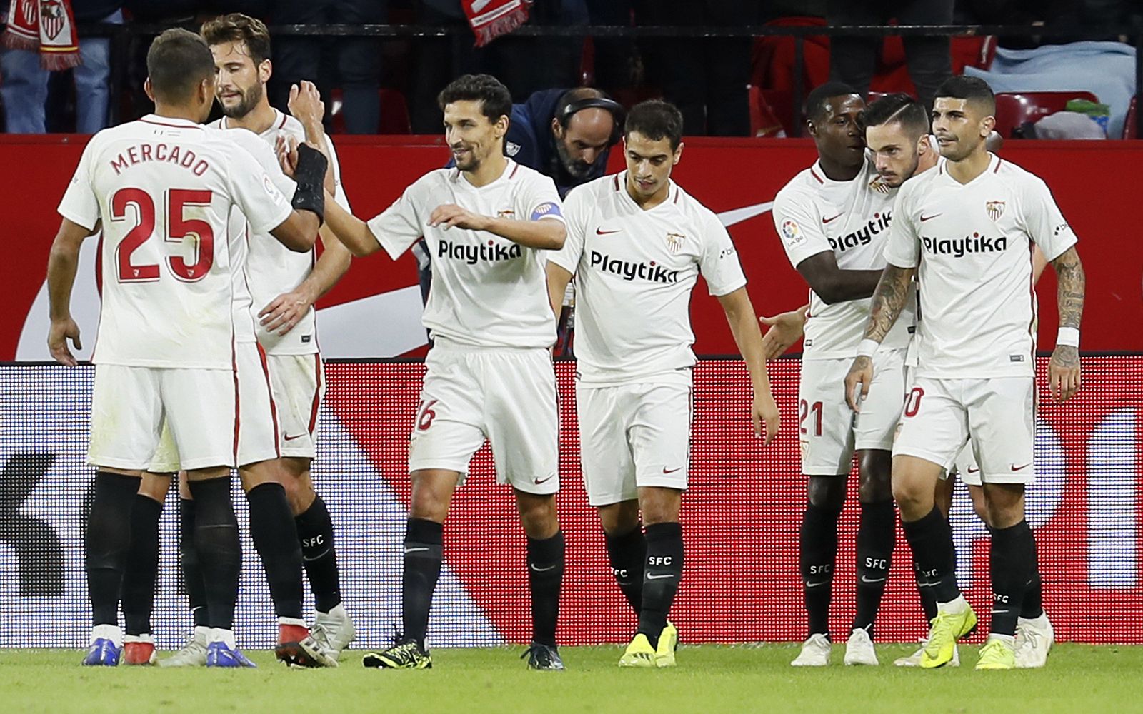 Los jugadores del Sevilla FC celebran el segundo gol del equipo ante el Huesca.