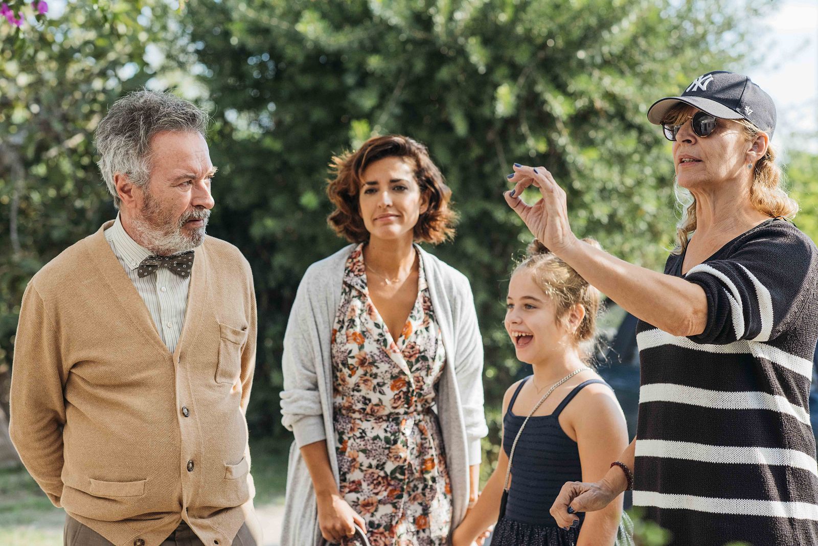 María Ripoll, con los actores en un momento del rodaje