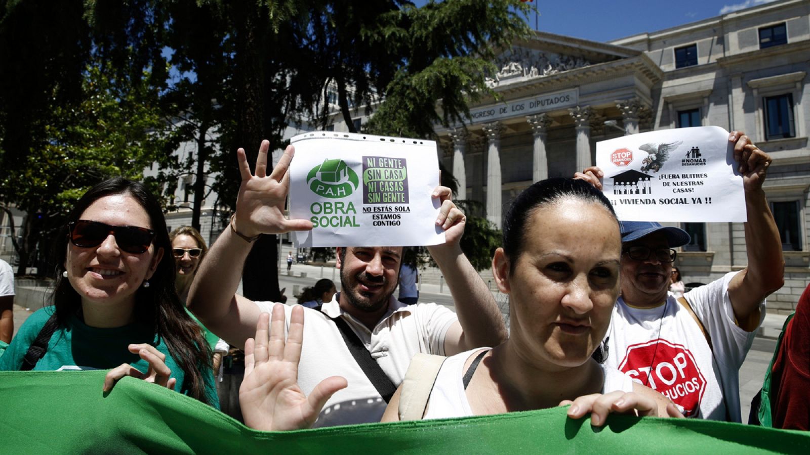 Una concentración de la Plataforma de Afectados por la Hipoteca frente al Congreso de los Diputados.