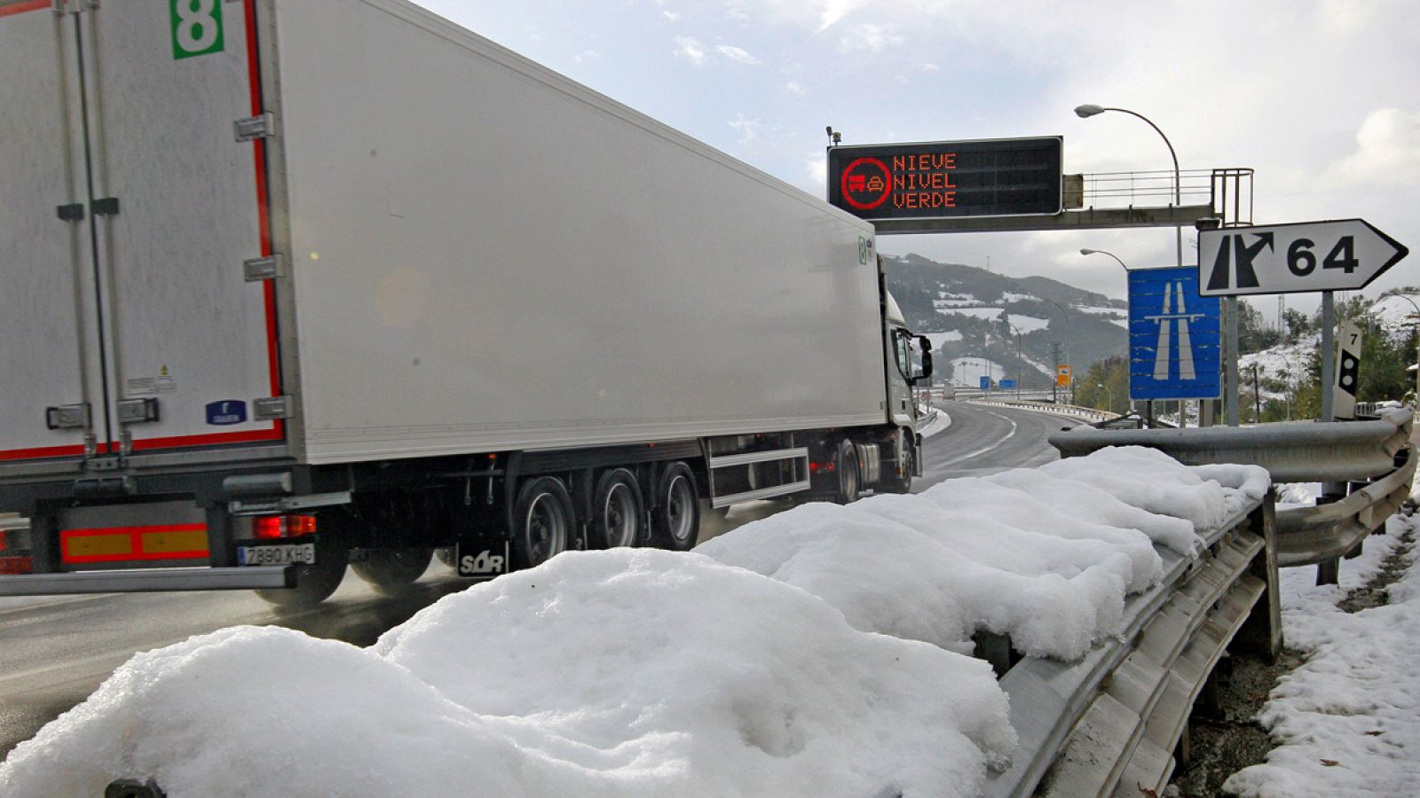 Un camión circula por Asturias