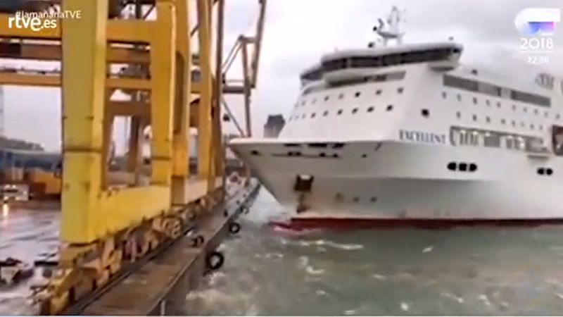 Un barco choca contra un muelle del Puerto de Barcelona y provoca un incendio
