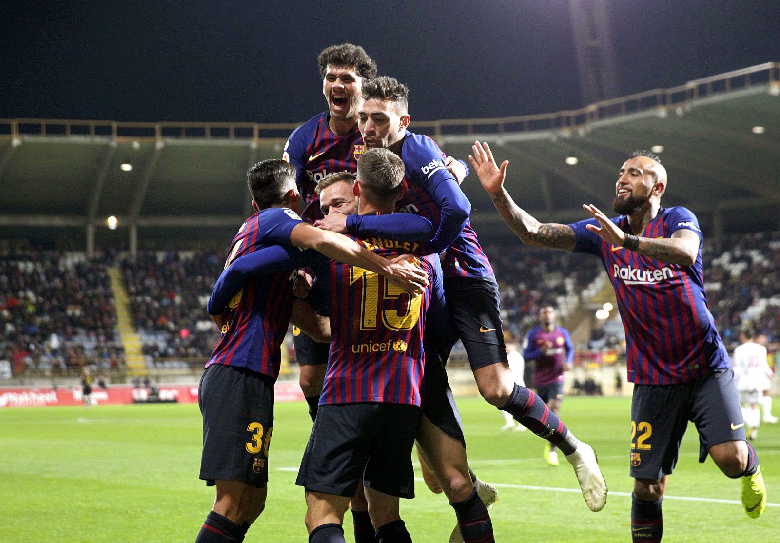 Los jugadores del FC Barcelona celebran el gol marcado por Clement Lenglet ante la Cultural Leonesa.