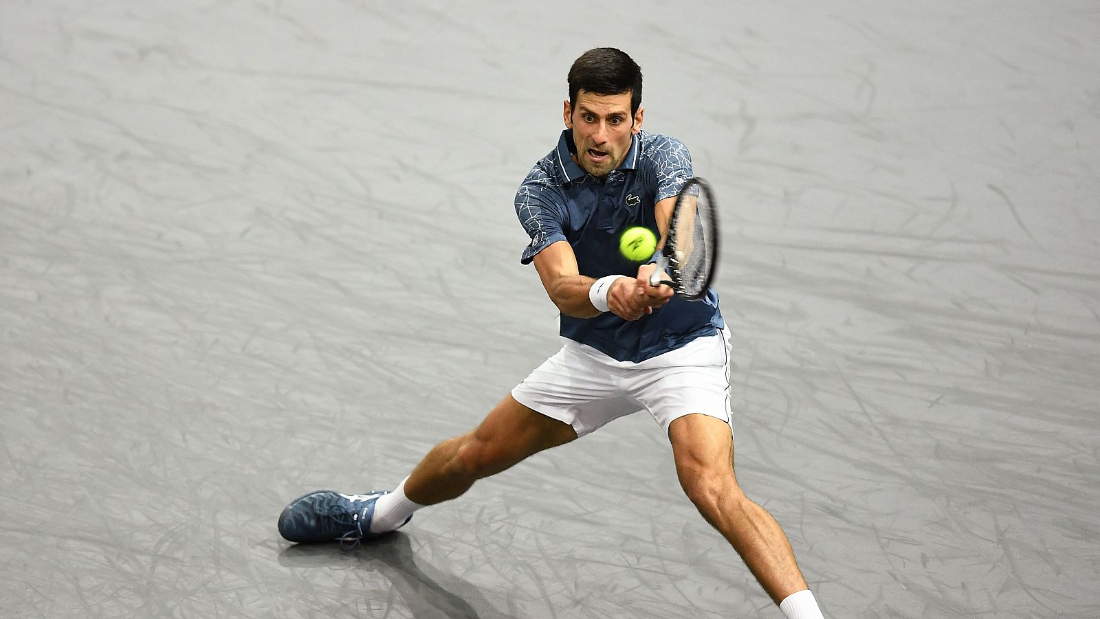 Novak Djokovic avanza en París