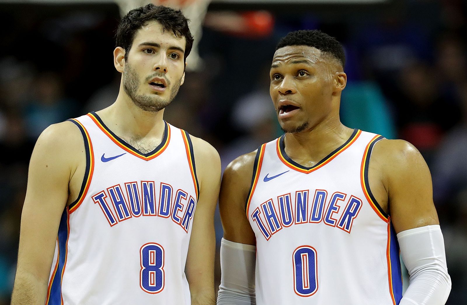 Russell Westbrook dialoga con su compañero Álex Abrines durante el partido en Cleveland.