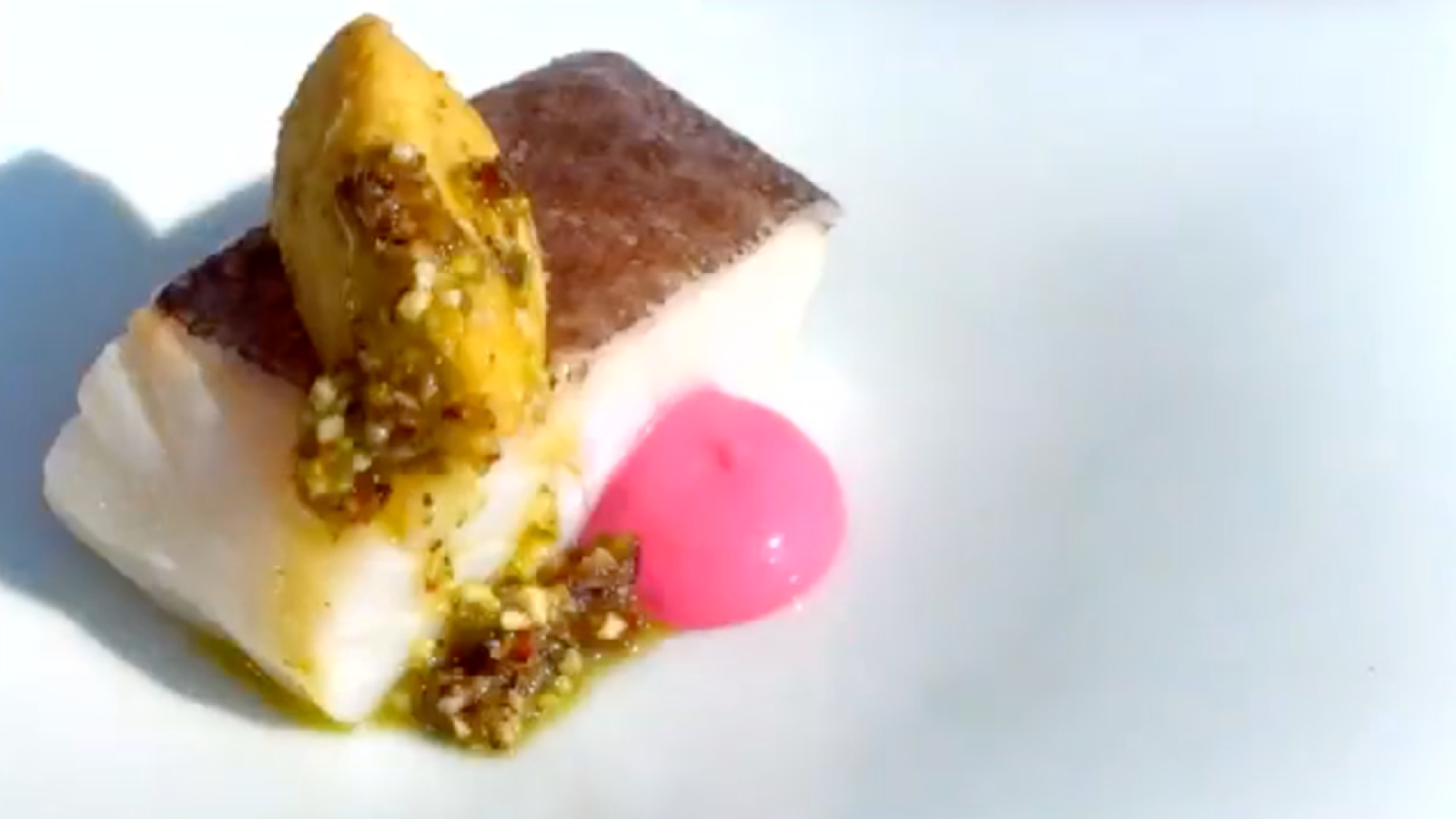 Bacalao confitado con garbanzos, picada de frutos secos y ajoaceite de remolacha