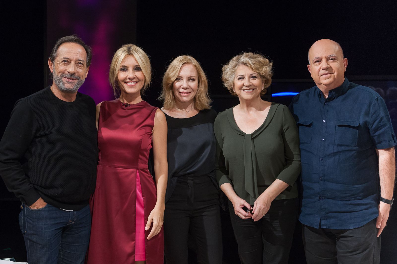 Cayetana Guillén Cuervo con Guillermo Francella, Cecilia Roth, Esther García y Agustín Almodóvar