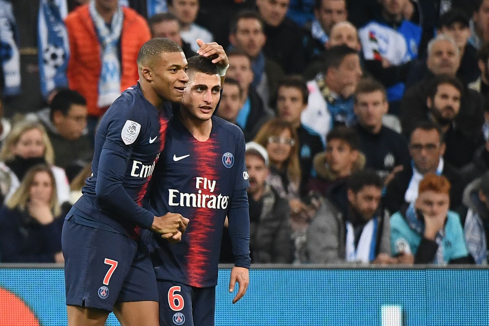 El italiano Marco Verratti felicita a su compañero del PSG M'bappe.