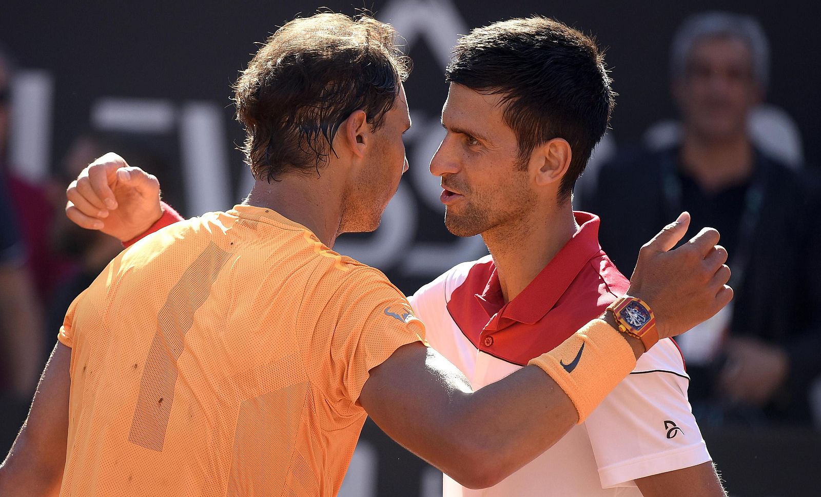 Nadal y Djokovic se abrazan