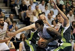 El Unicaja de Aíto hace valer el factor cancha ante el Joventut