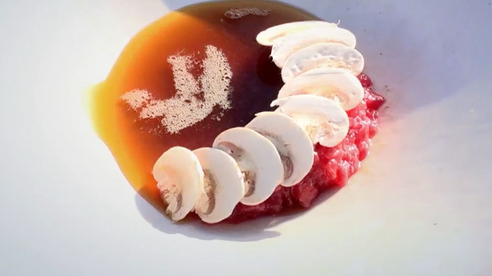 Tartar de chuleta y consomé de rabo al jerez