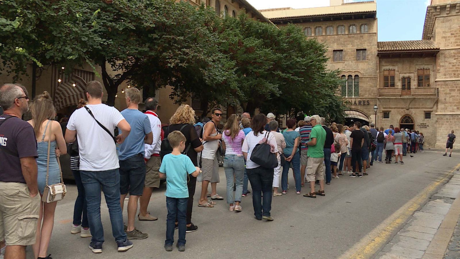 'Crónicas' estrena el reportaje 'Turismo. ¿Menos es más?'