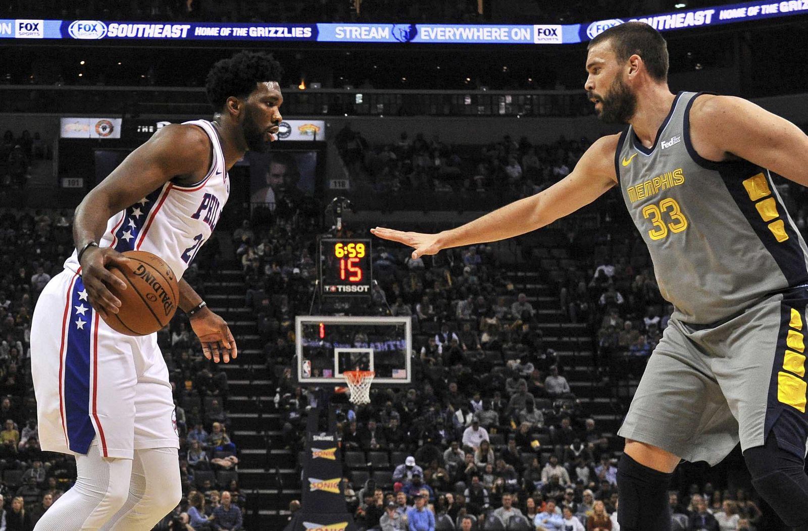 Joel Embiid y Marc Gasol