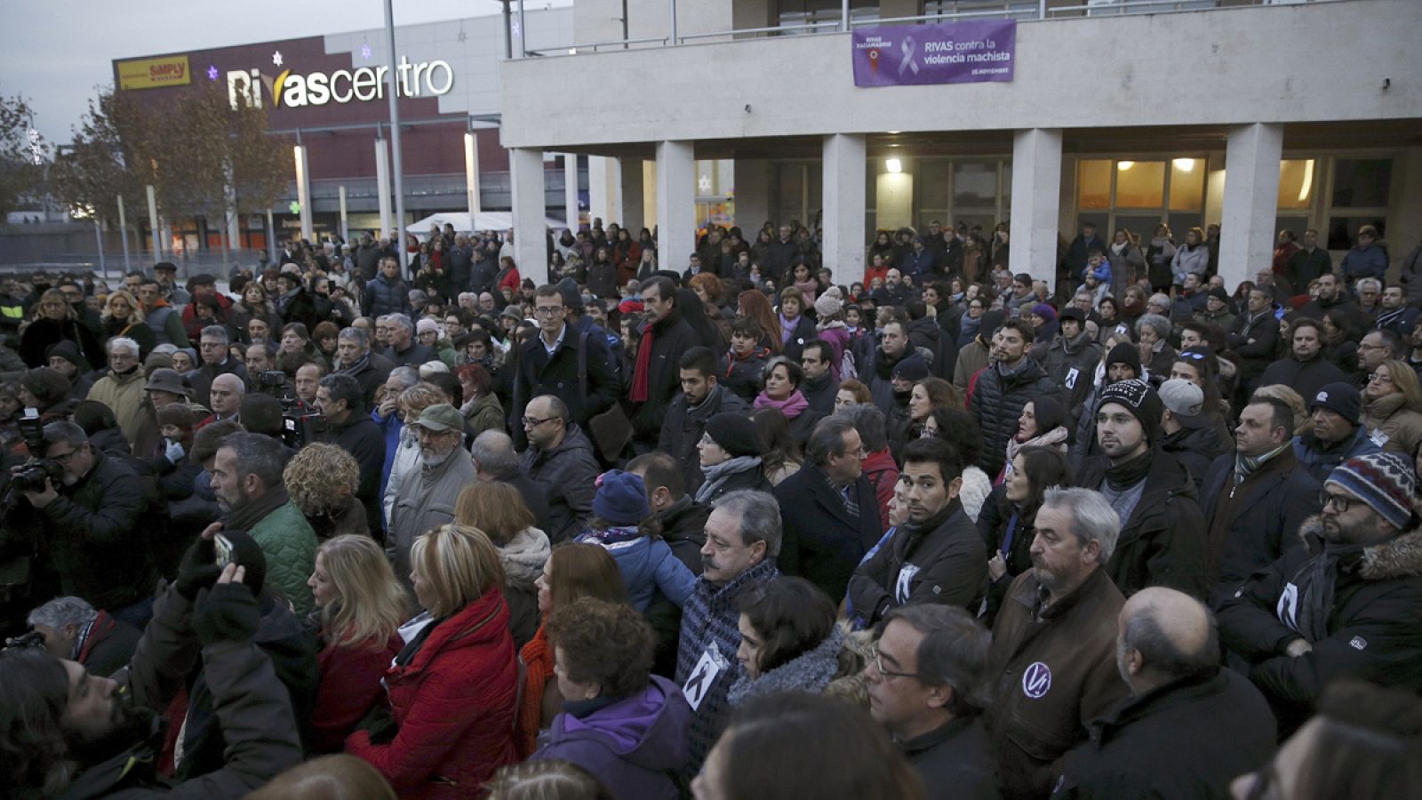 Concentración convocada por el Ayuntamiento de Rivas Vaciamadrid en repulsa por el asesinato de la profesora universitaria.