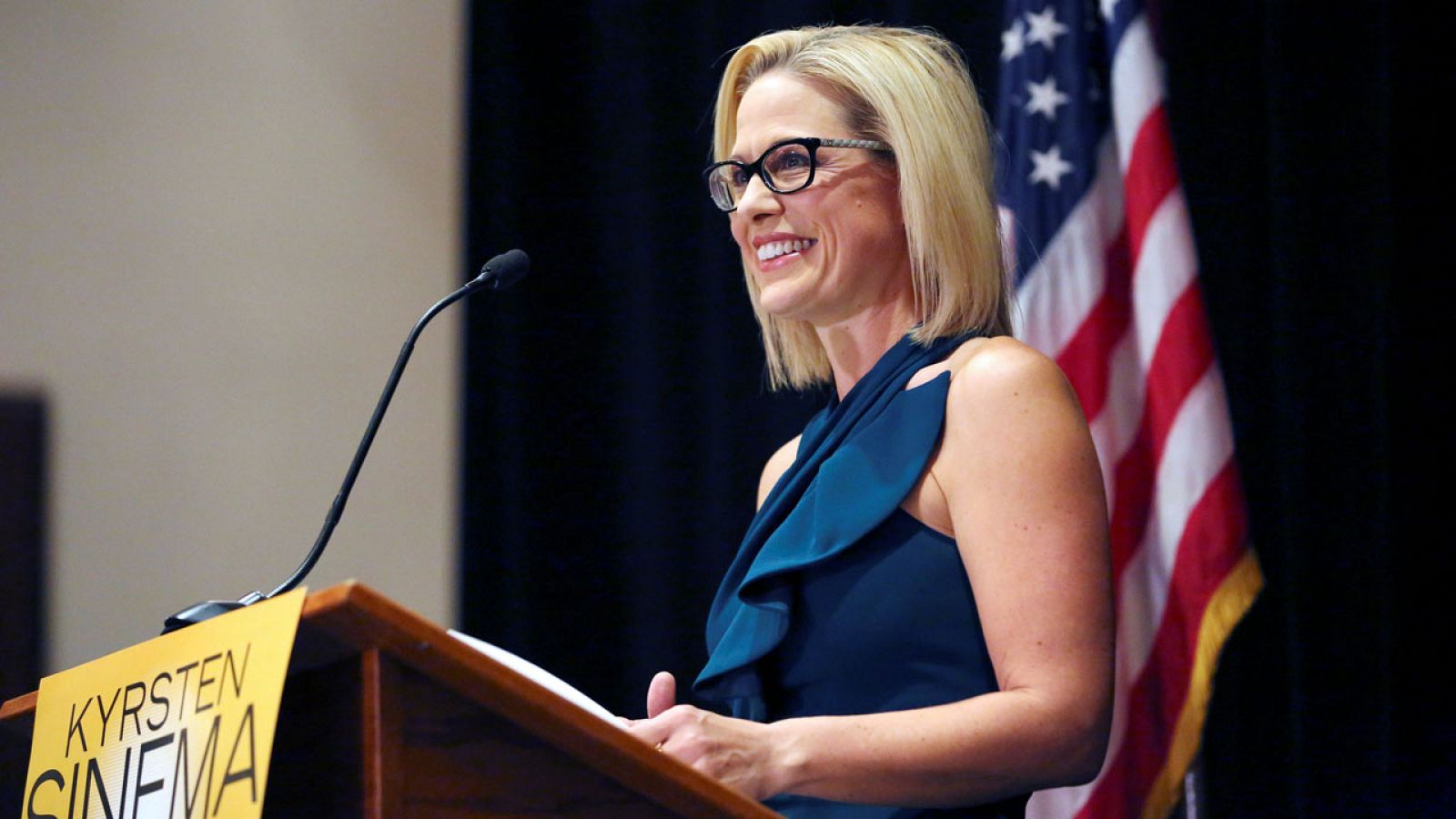La demócrata Kyrsten Sinema, durante su discurso de victoria
