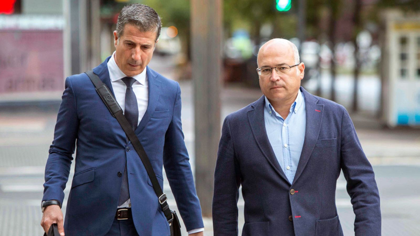 El ex número dos del PNV de Álava, Alfredo de Miguel (d), llega al Palacio de Justicia junto a su abogado